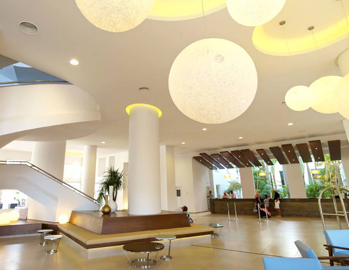 Hotellobby des Riu Gran Canaria mit moderner Inneneinrichtung, großen Lampen und Sitzgelegenheiten.