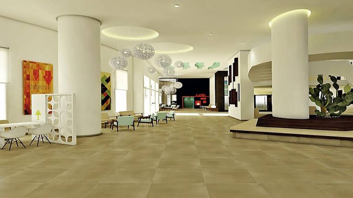 Innenansicht der Lobby des Riu Gran Canaria Hotels mit gefliesten Böden, weißen Säulen und modernen Möbeln.