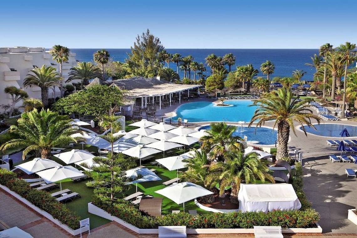 Luftaufnahme des Dreams Lanzarote Playa Dorada Resort & Spa mit Pool und Sonnenliegen.