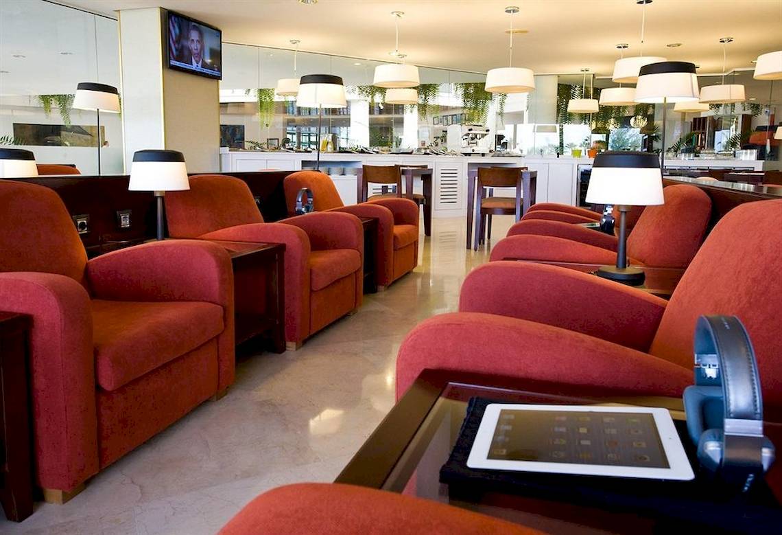 Rote Sessel in der Lobby des Dreams Lanzarote Playa Dorada Resort & Spa