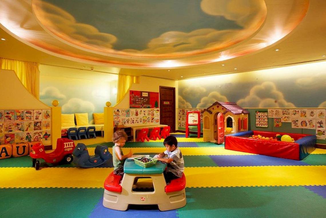 Kinder Spielzimmer im Centara Grand Beach Resort & Villas Krabi mit bunten Teppichböden und Spielzeug.
