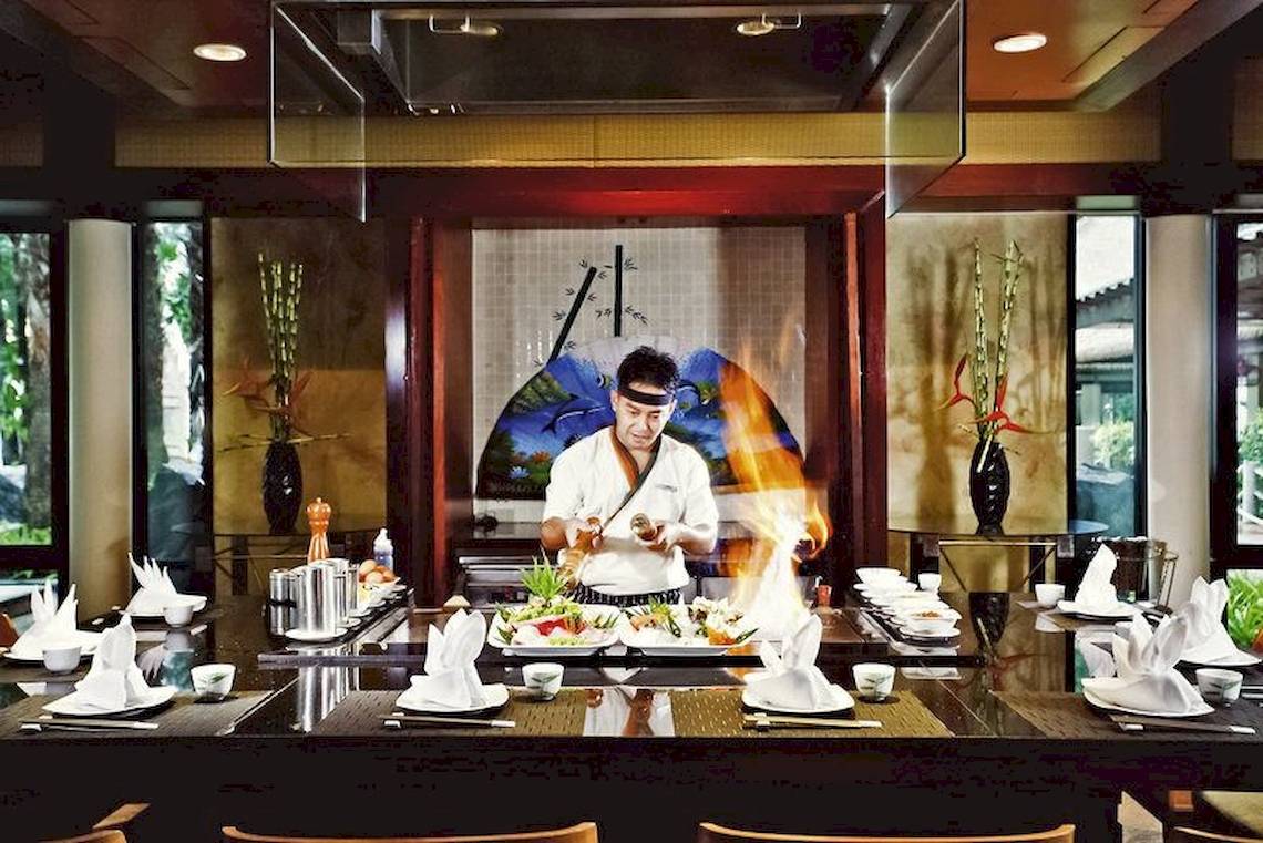 Koch des Centara Grand Beach Resort & Villas Krabi, der Essen bei Flammen zubereitet
