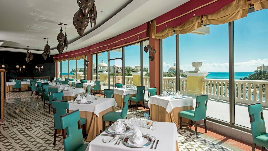 Innenansicht des Restaurants im Iberostar Grand Paraiso Hotel mit Blick auf das Meer.
