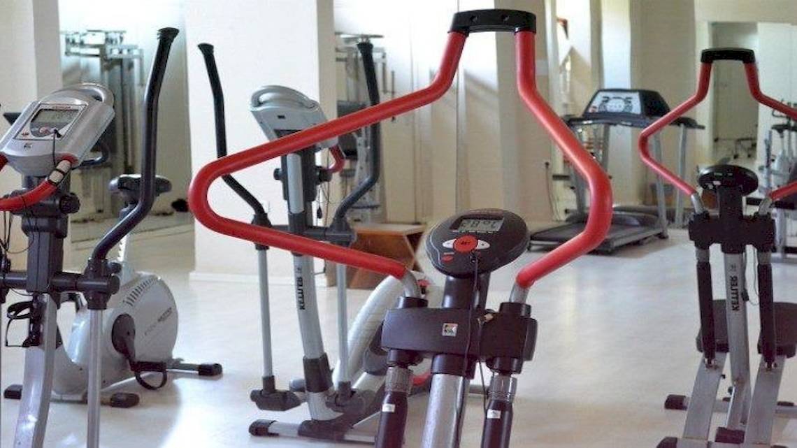 Fitnessgeräte im Fitnessbereich des Bay Hotel & Suites