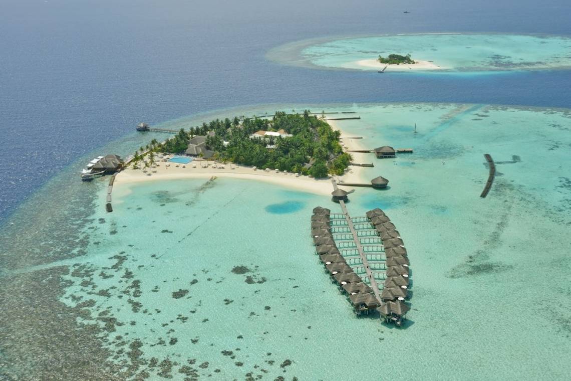 Outrigger Maldives Maafushivaru Resort in Malediven
