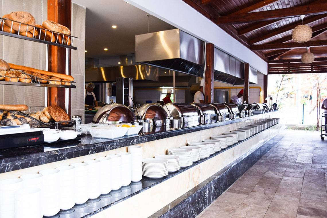 Frühstücksbuffet im Selectum Family Comfort Side Hotel mit vielen Gerichten und Brötchen.