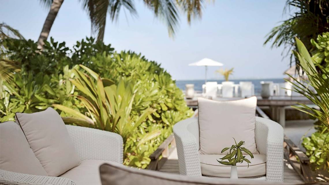 Loungebereich des Outrigger Maldives Maafushivaru Resorts mit Blick auf den Ozean
