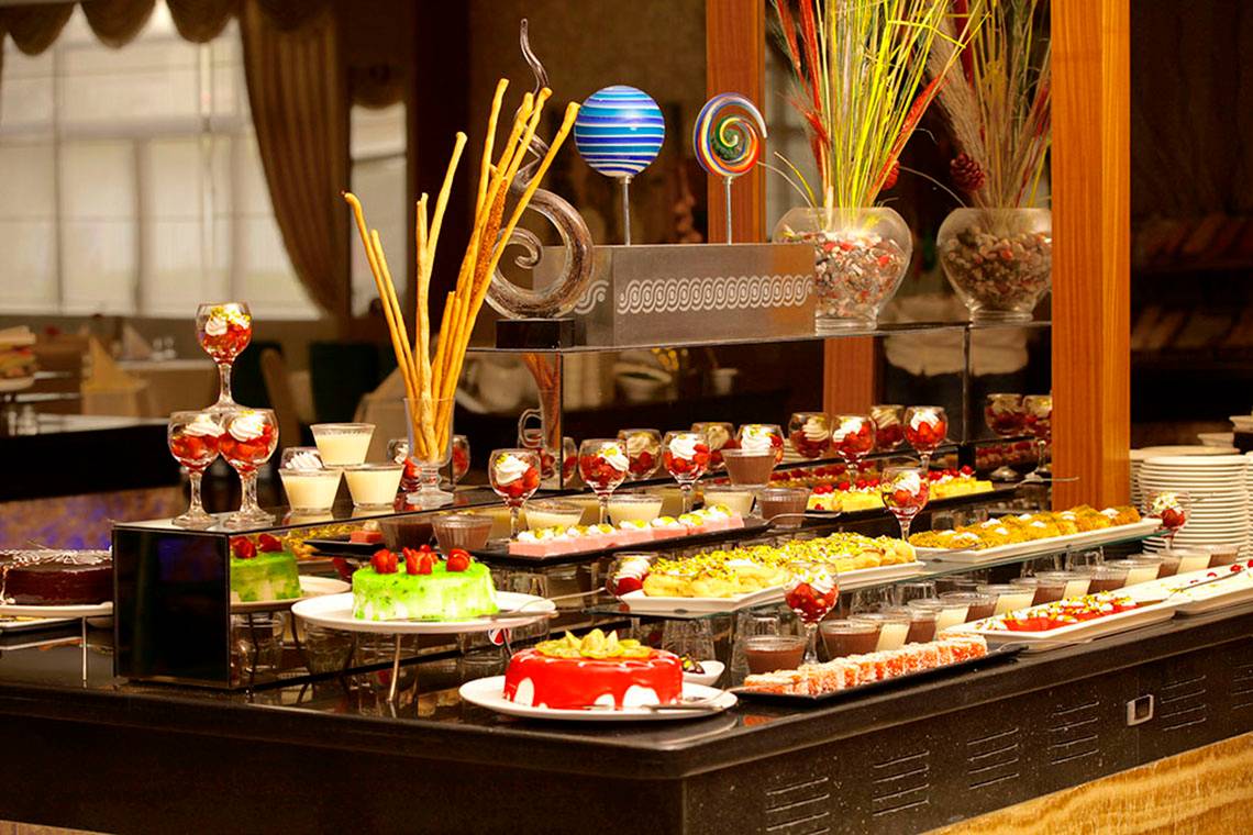 Buffet mit verschiedenen Desserts im Selectum Family Comfort Side.