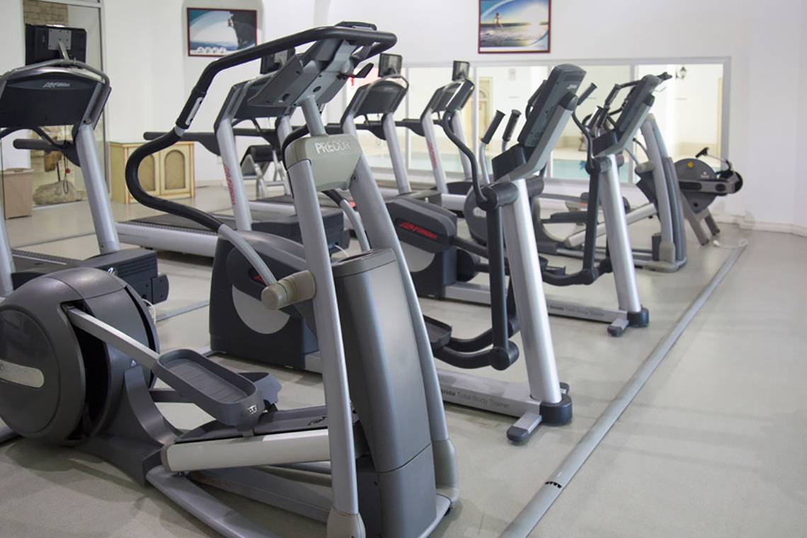 Fitnessstudio im Salmakis Resort & Spa mit mehreren Laufbändern
