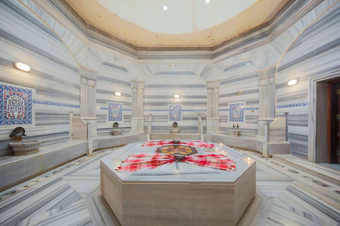 Innenansicht der Sauna im Salmakis Resort & Spa mit Marmorwänden und dekorativen Elementen.