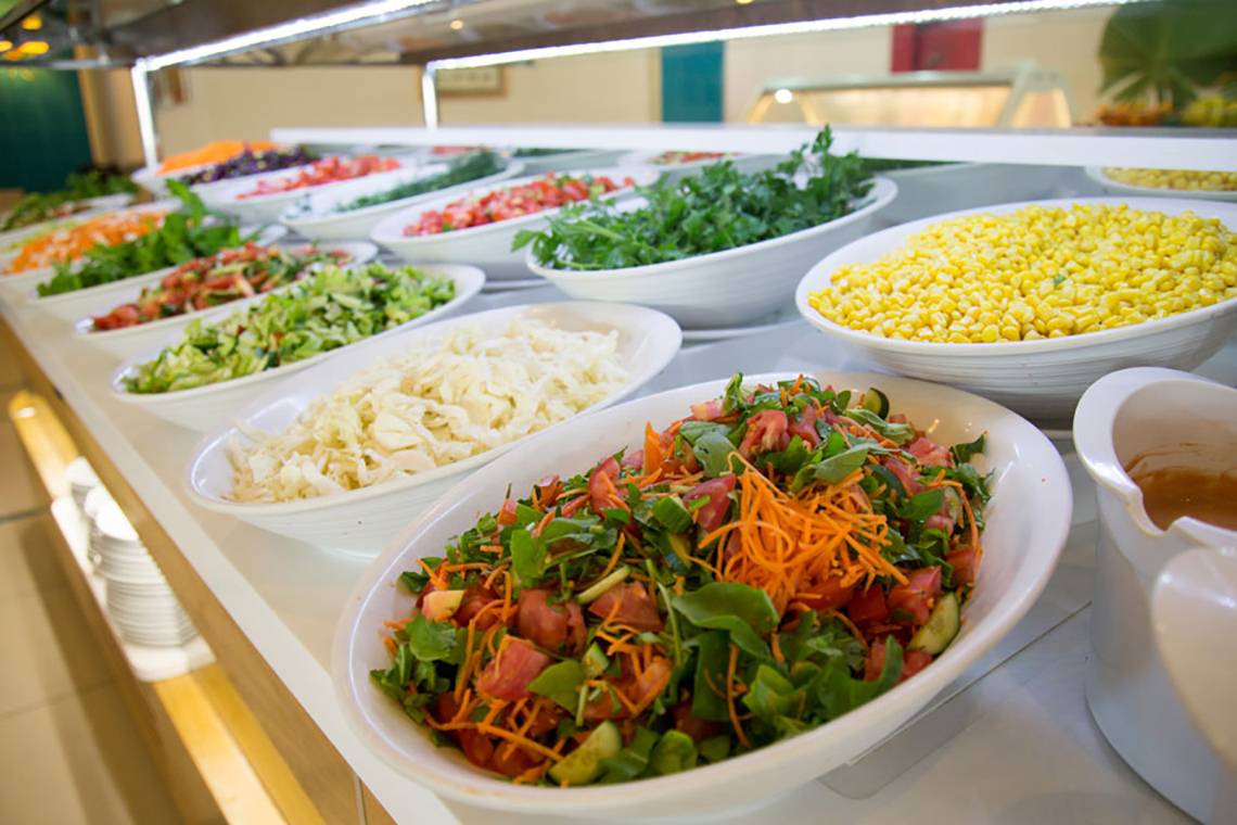 Buffet mit verschiedenen Gemüse- und Salatschüsseln im Salmakis Resort & Spa.