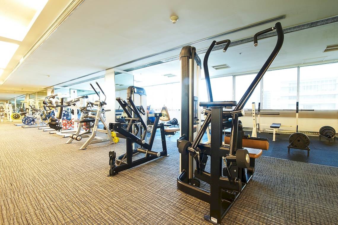 Fitnessgeräte im Fitnesscenter des Pathumwan Princess Hotels.