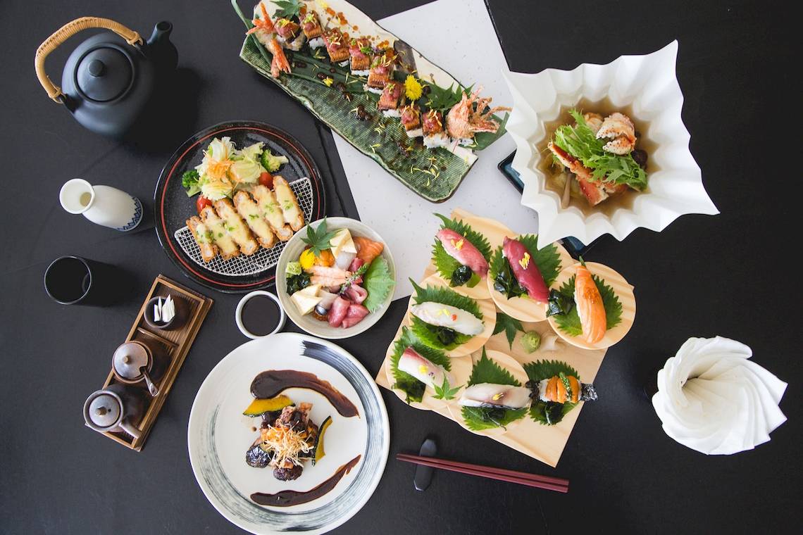Buffet mit japanischem Essen im Pathumwan Princess Hotel, verschiedene Gerichte und Getränke.