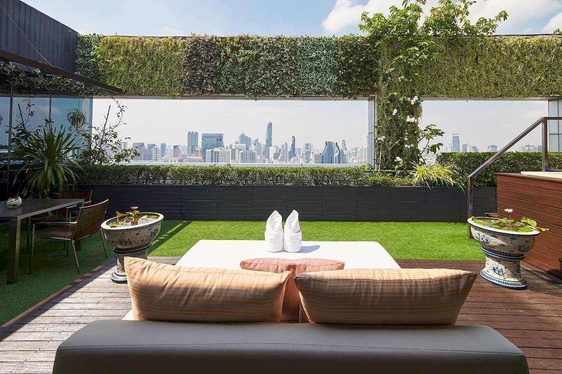 Dachterrasse des Pathumwan Princess Hotels mit Blick auf die Stadt
