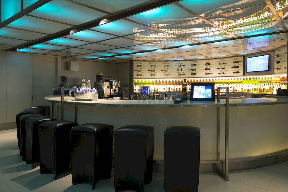 Bar im Pathumwan Princess Hotel mit Thekenhockern und Bildschirmen