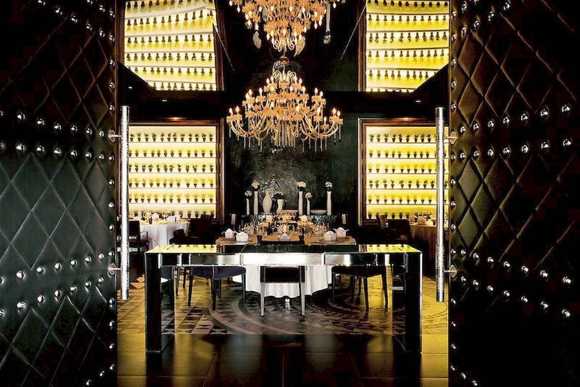 Speisesaal des Sofitel Agadir Thalassa Sea & Spa Hotels mit einem Tisch, gedeckt für ein Essen, und einem großen Kronleuchter.