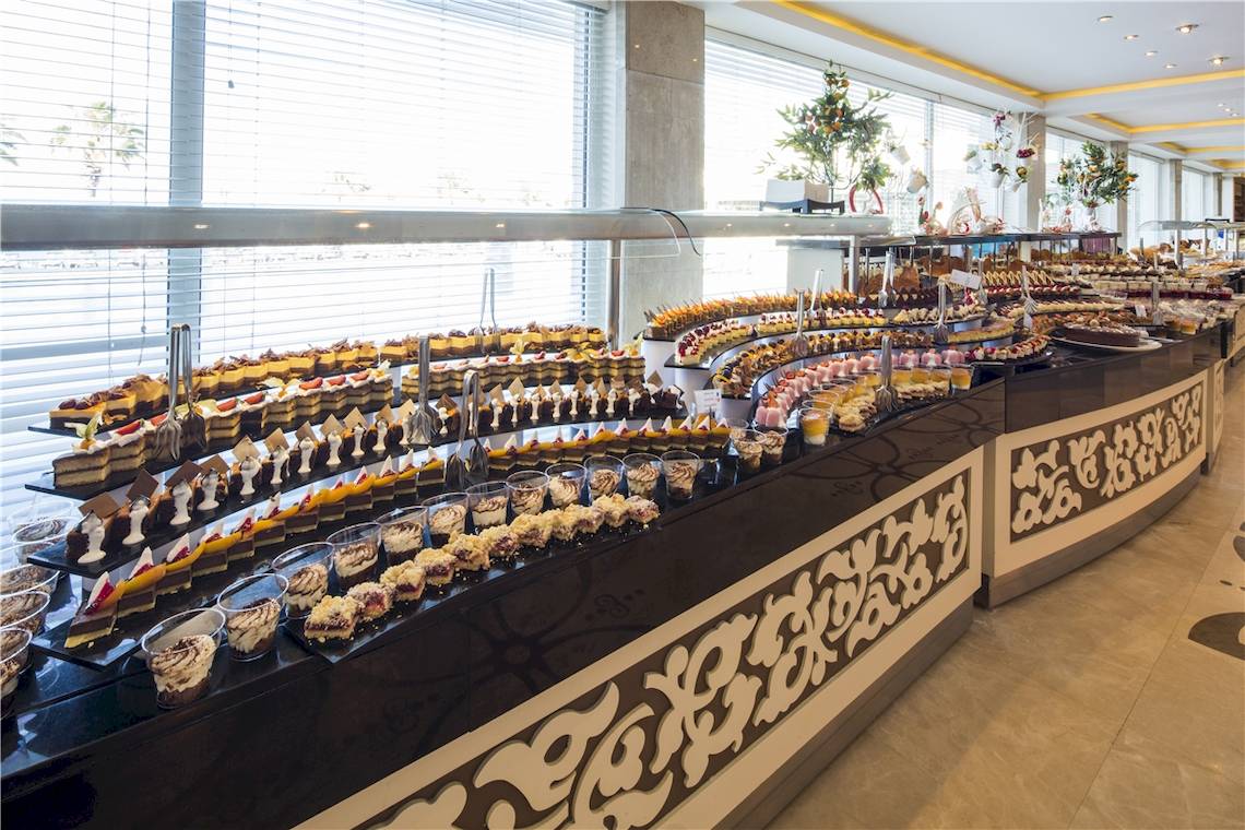 Buffet mit einer Vielzahl von Desserts im Voyage Torba Hotel.