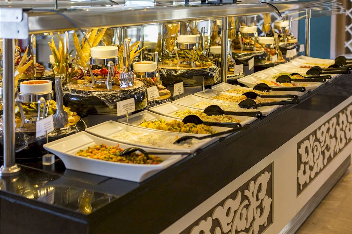 Buffet-Tisch im Voyage Torba Hotel mit verschiedenen Speisen und Salaten.