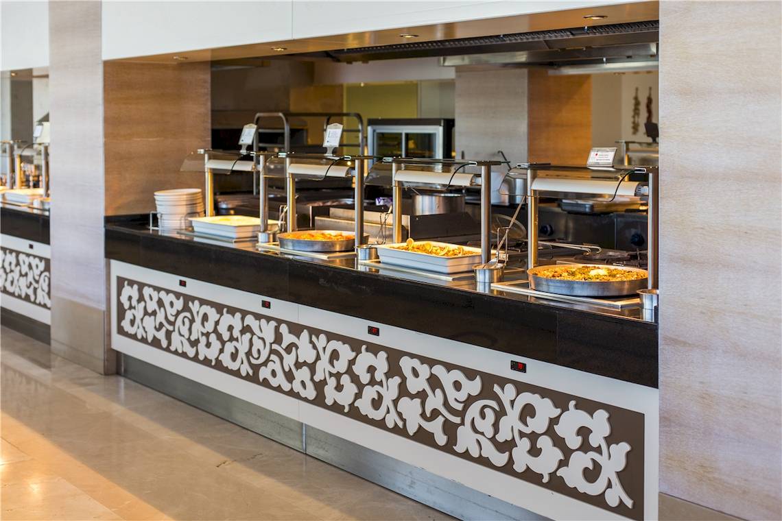 Buffetbereich im Voyage Torba Hotel mit verschiedenen Speisen in Silberschalen.