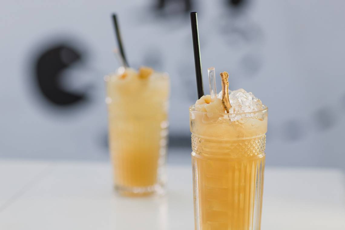 Zwei Cocktails im Napa Plaza Hotel mit Strohhalmen und Eiswürfeln auf einem Tisch