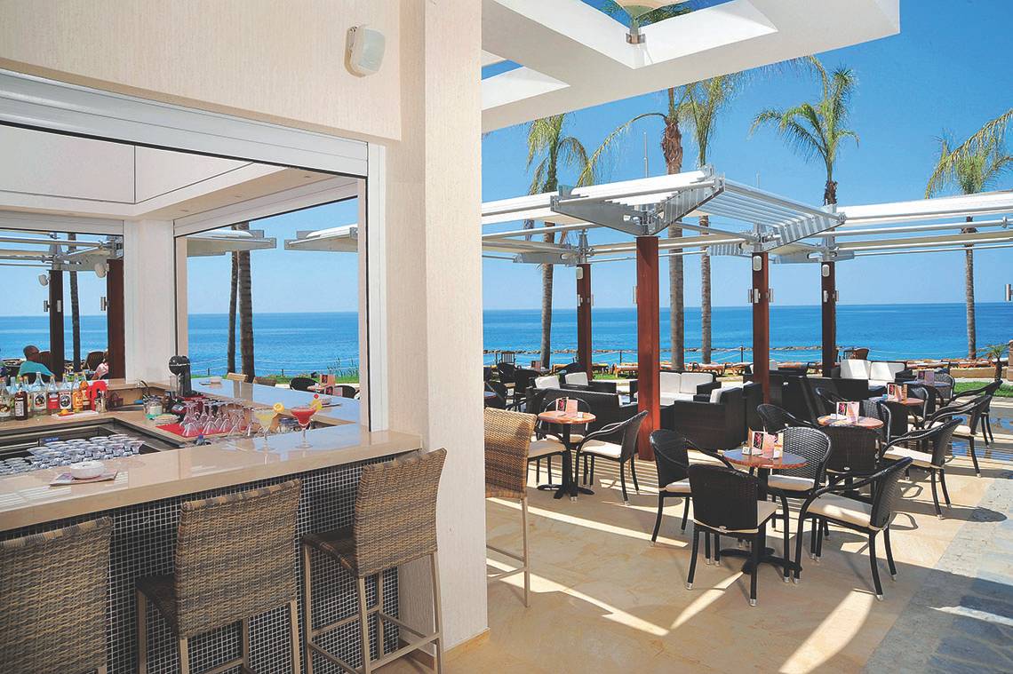 Außenbereich der Alexander The Great Hotel Bar mit Blick auf den Ozean