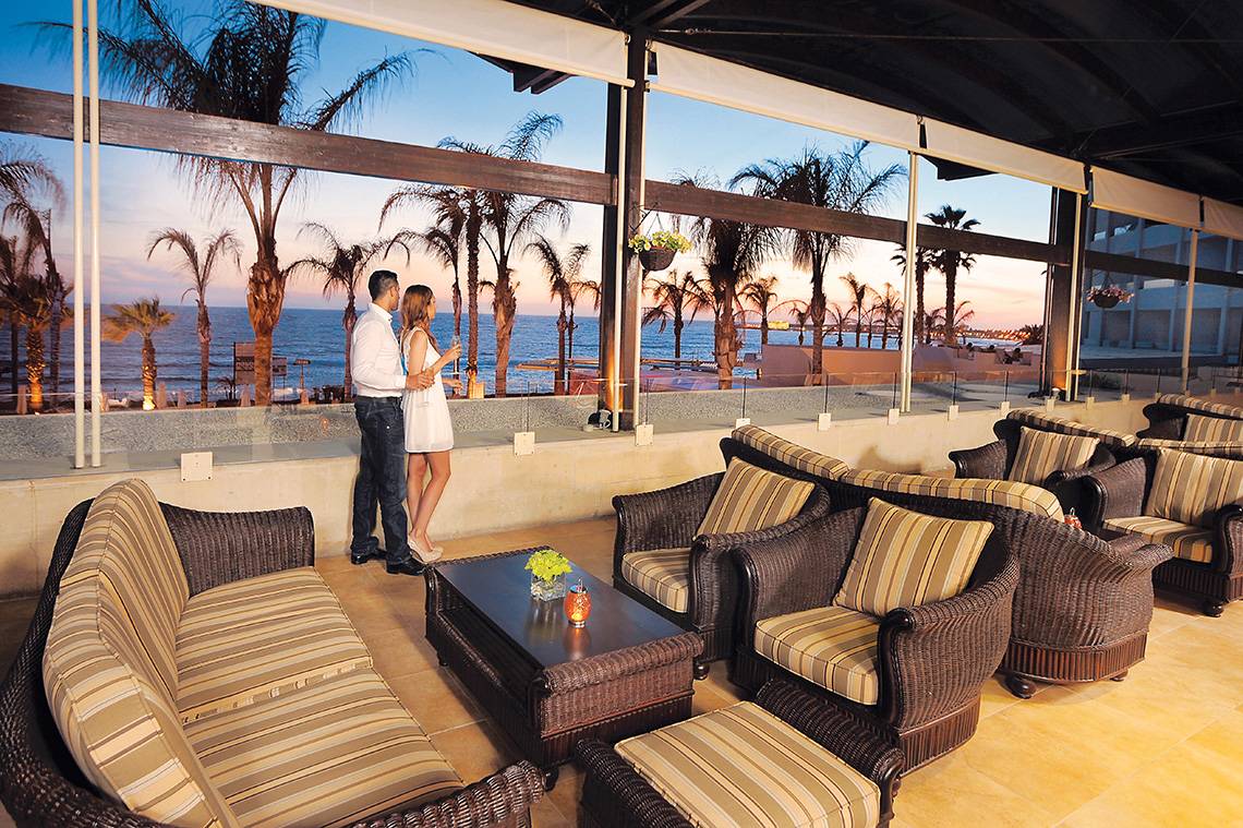 Paar auf der Terrasse des Alexander The Great Hotels am Abend