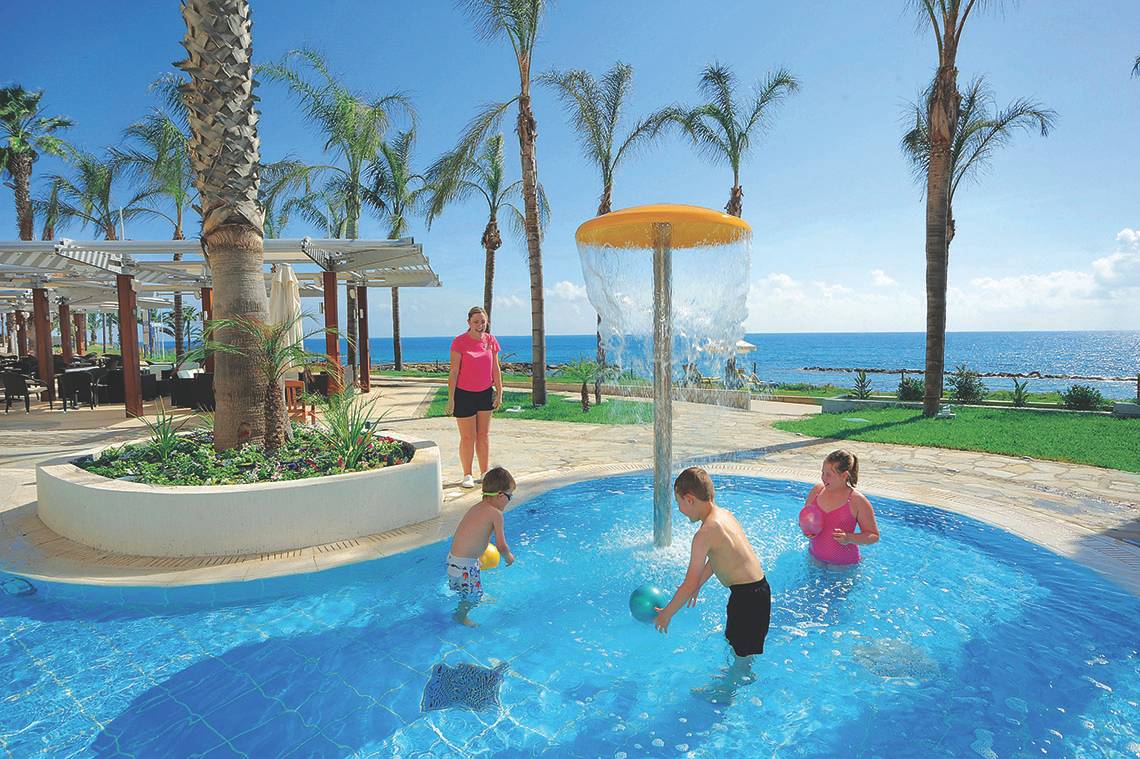 Kinder spielen im Wasserspielplatz im Alexander The Great Hotel.