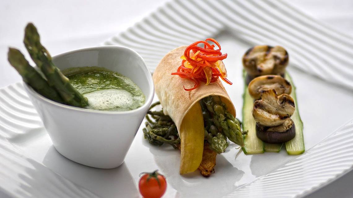 Gemüsegericht mit Spargel, Tomaten und Pilzen auf einem weißen Teller im Terrace Elite Resort.