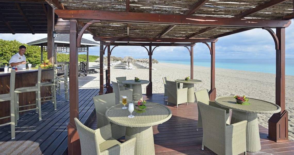 Strandbar im Paradisus Princesa del Mar Resort & Spa mit Blick auf den Strand.
