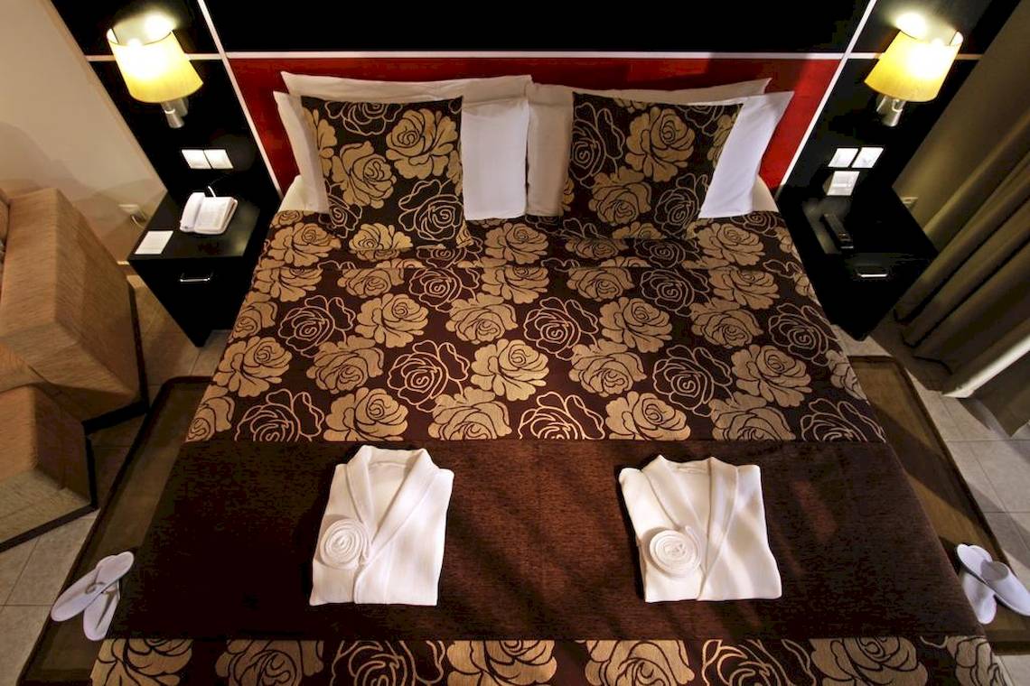 Doppelbett im Paradisus Princesa del Mar Resort und Spa mit floralem Bettlaken und weißen Handtüchern