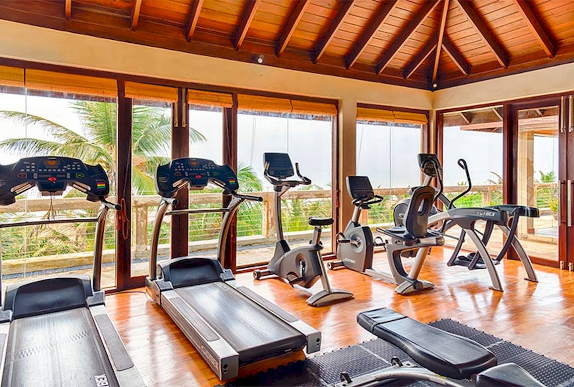 Innenansicht des Fitnesscenters im Jetwing Sea Hotel mit Blick auf den Ozean.