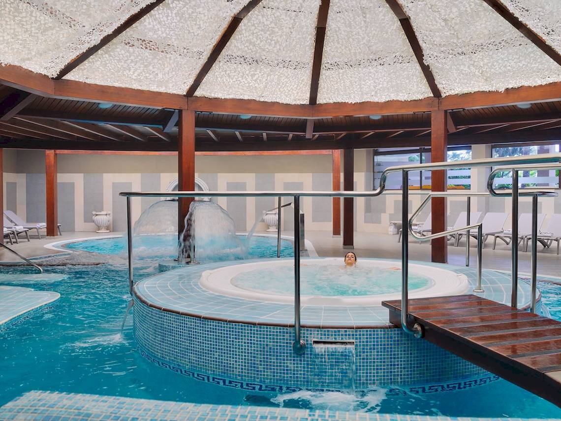 Person im Innenpool des H10 Conquistador Hotels