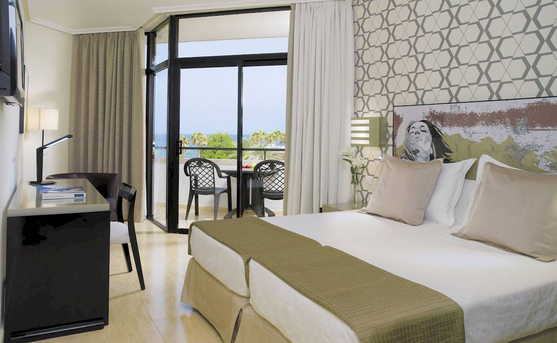 Hotelzimmer im H10 Conquistador mit Blick auf das Meer und einem Balkon.