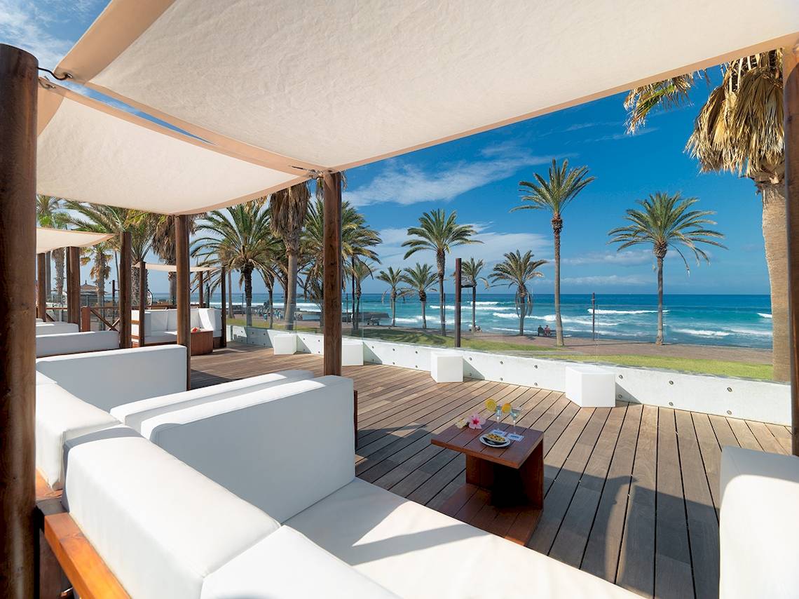 Terrasse des H10 Conquistador Hotels mit Blick auf das Meer und Palmen