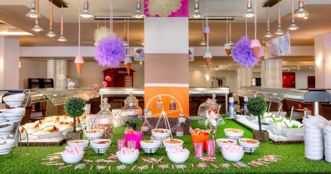 Eisbuffet im H10 Conquistador Hotel mit verschiedenen Eissorten und Dekoration.