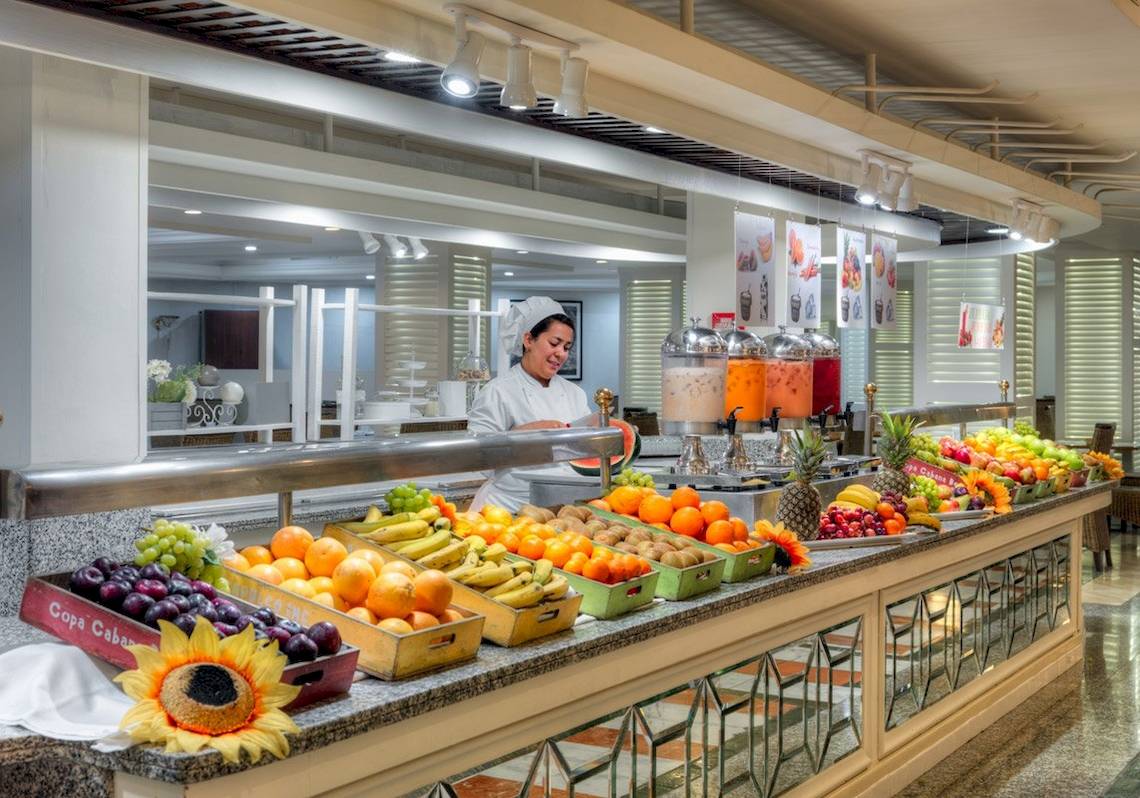 Buffet im H10 Conquistador mit verschiedenen Früchten und Getränken.
