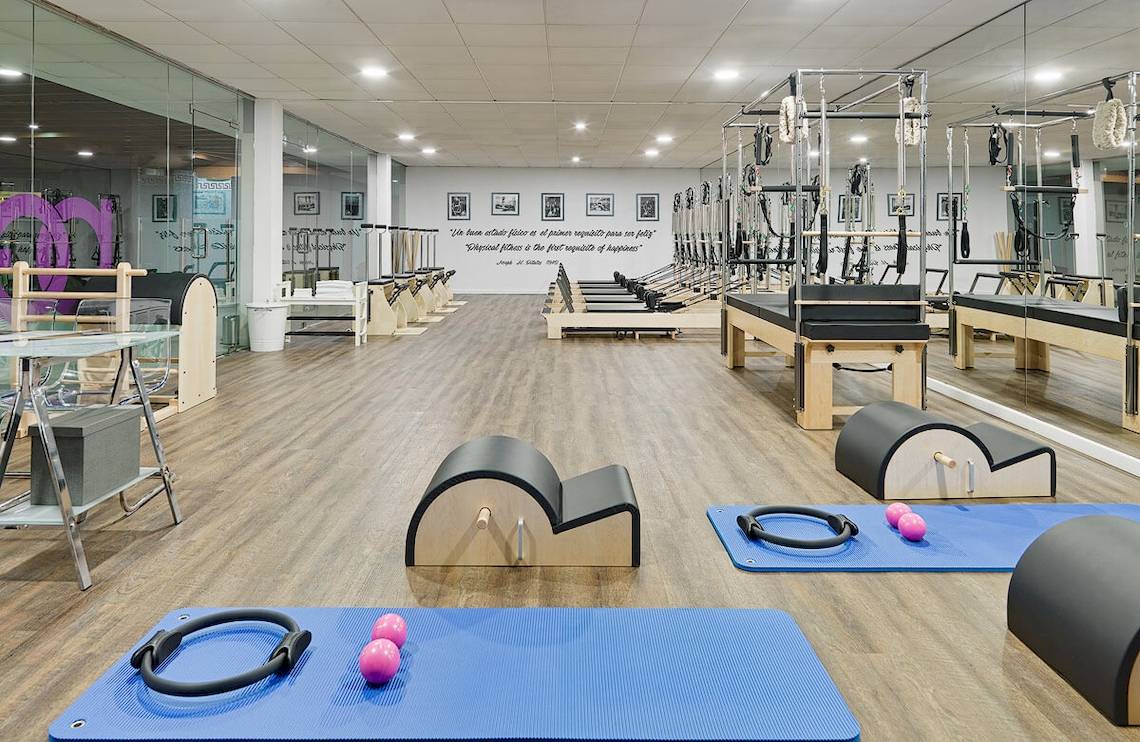 Fitnessstudio des H10 Conquistador Hotels mit Pilatesgeräten, Matten und Gewichten.