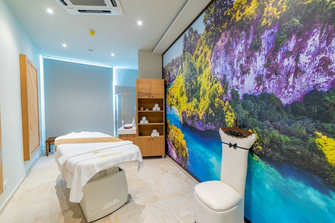 Massageraum im Ramla Bay Resort mit Blick auf einen Wasserfall.