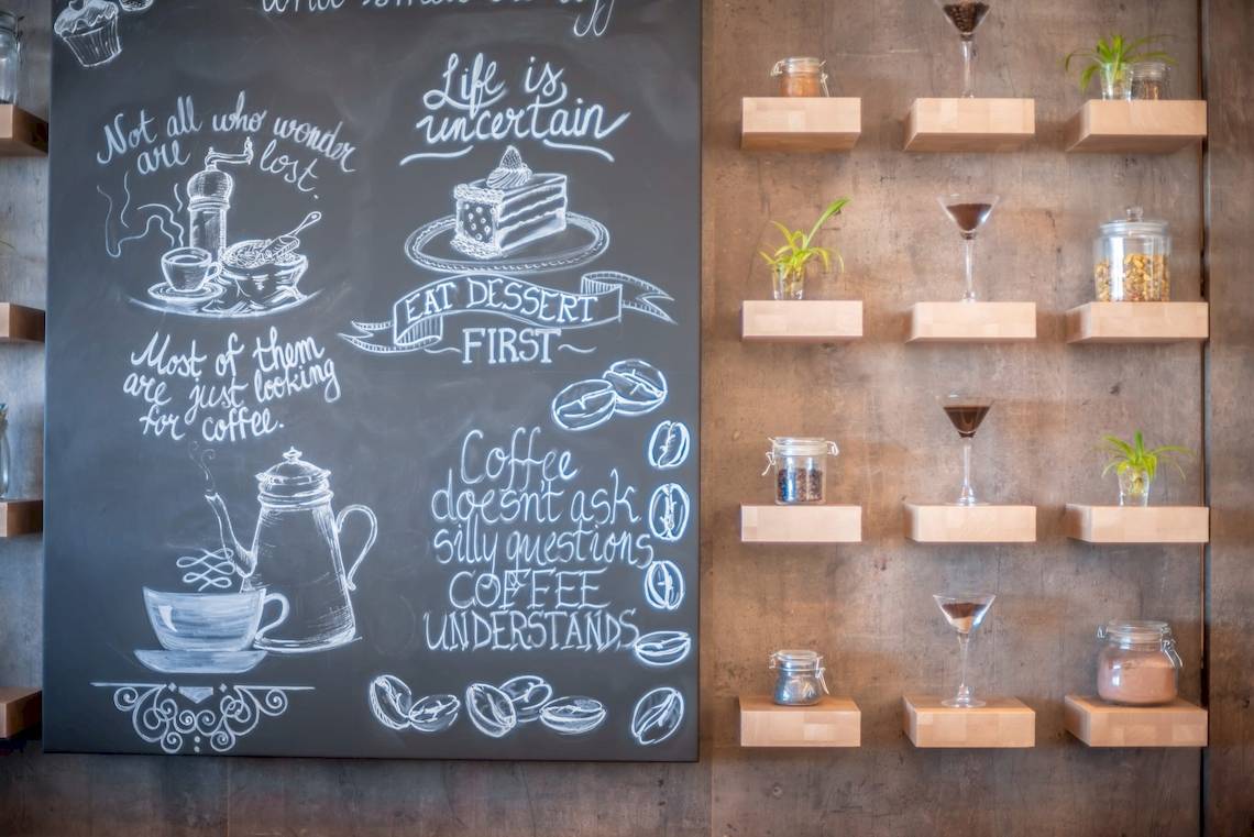 Tafel mit Kreidetafel und Gewürzen im Hintergrund