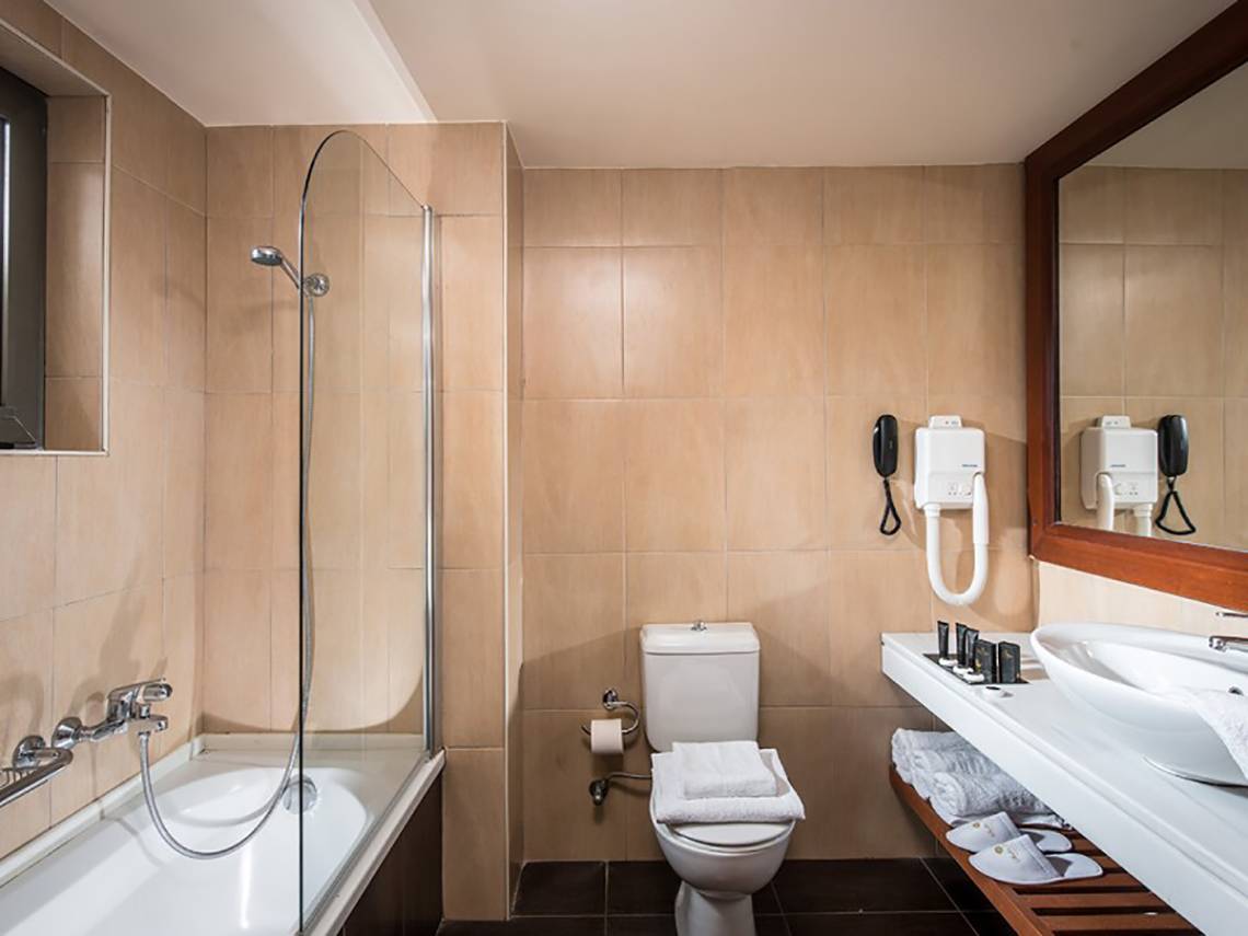 Badezimmer im Stella Palace Resort & Spa mit Badewanne, Dusche, Toilette und Waschbecken.