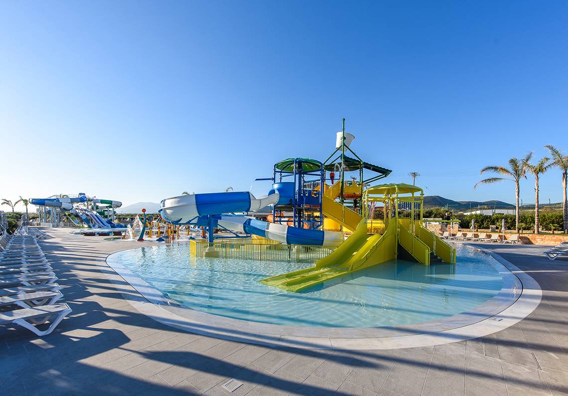 Wasserrutschen im Stella Palace Resort & Spa mit blauem und gelbem Wasser