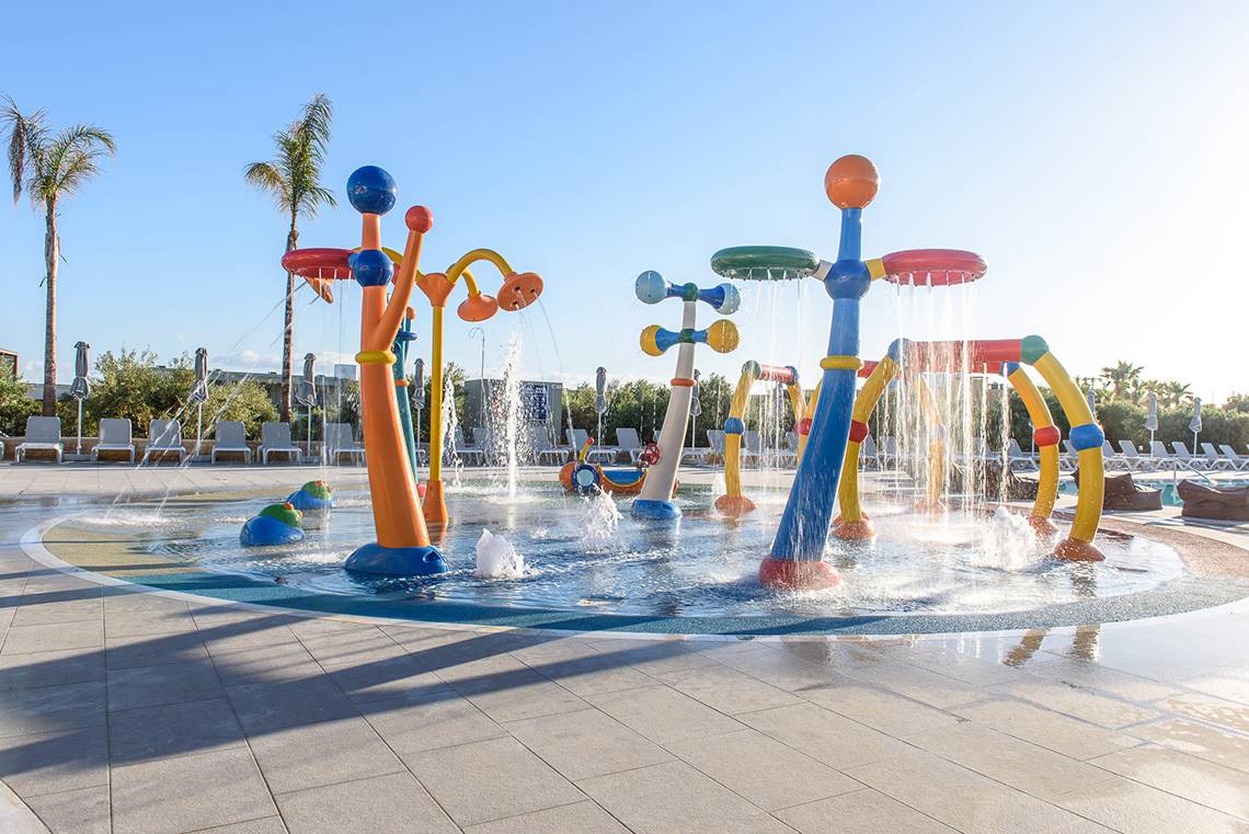 Kinderpool im Stella Palace Resort & Spa mit bunten Wasserspielfiguren
