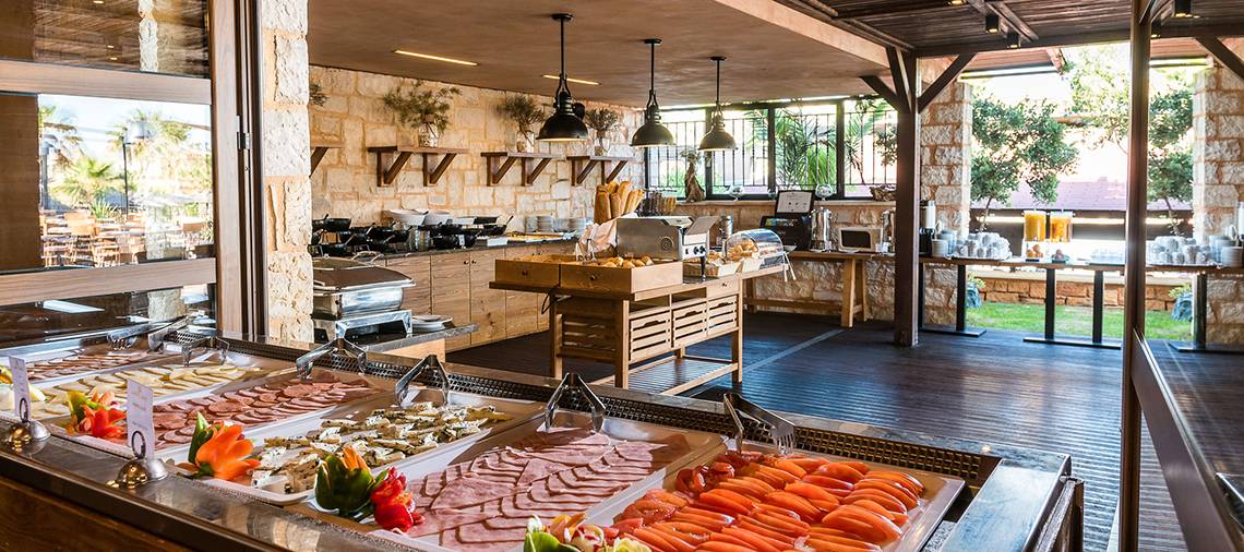 Frühstücksbuffet im Stella Palace Resort & Spa mit verschiedenen Gerichten und Speisen.