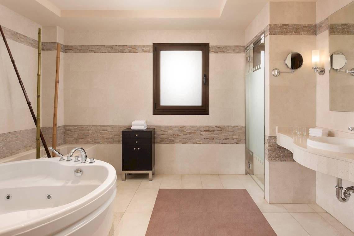 Badezimmer im Sheraton Fuerteventura Beach, Golf & Spa Resort mit Badewanne, Fenster und Dekor.