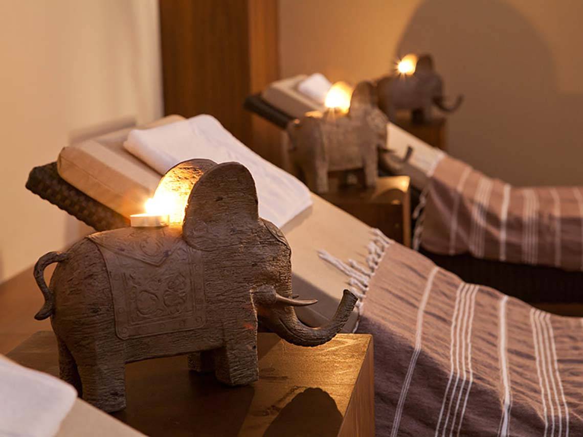 Massage-Lounge im Paloma Oceana Hotel mit Elefanten-Lampen und weichen Handtüchern.