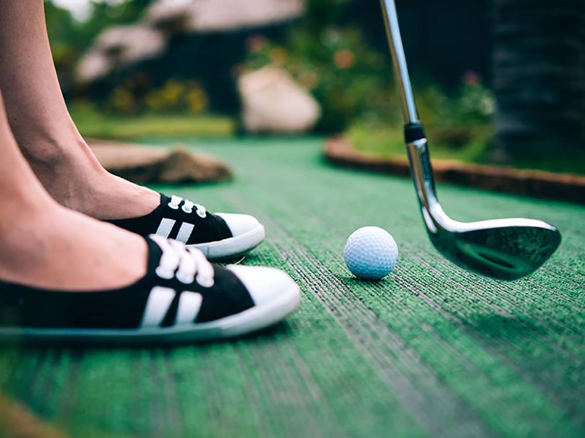 Besucher auf Mini-Golf-Kurs im Paloma Oceana Hotel