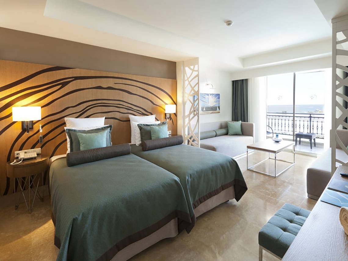 Doppelzimmer im Paloma Oceana Hotel mit zwei Betten, Meerblick und Balkon.