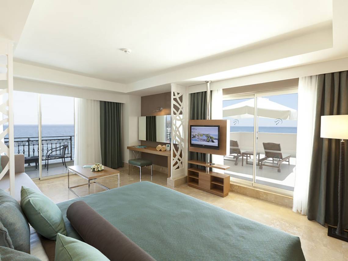 Hotelzimmer im Paloma Oceana mit Blick auf das Meer von einem Balkon aus.