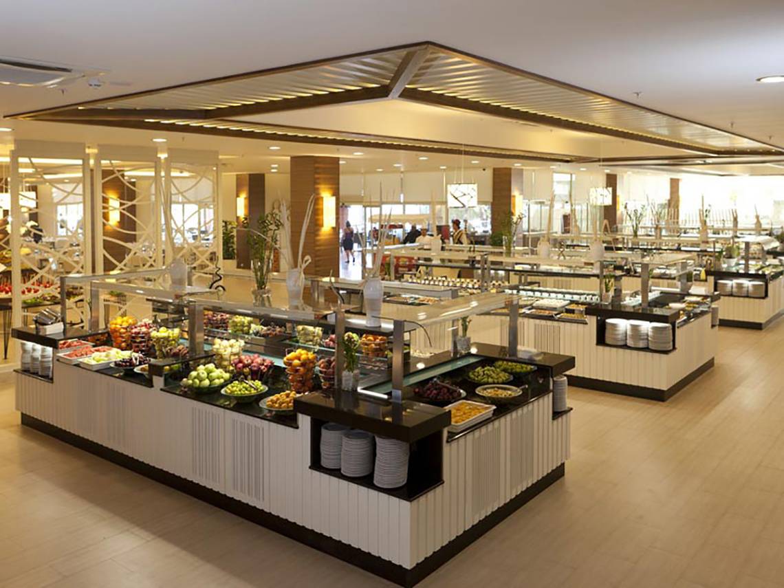 Buffetbereich im Paloma Oceana Hotel mit verschiedenen Obst- und Gemüsesorten.