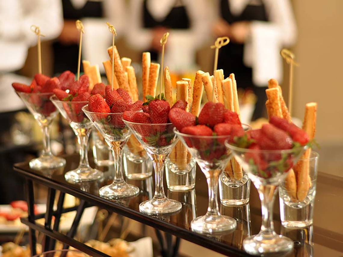 Cocktails mit Früchten und Brot im Hotel Paloma Oceana
